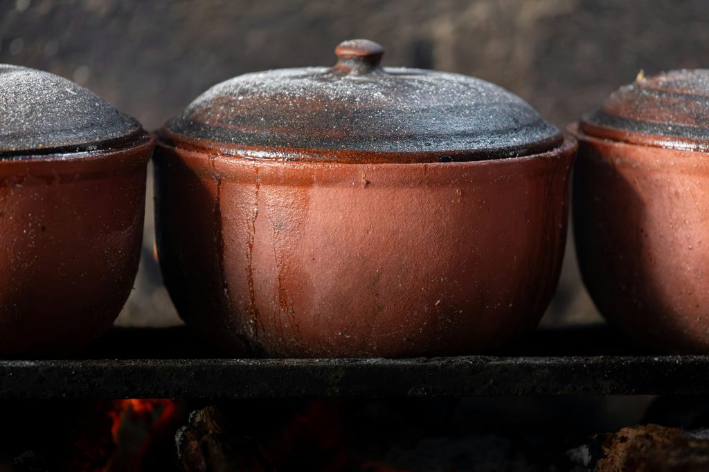 panela de barro com tampo