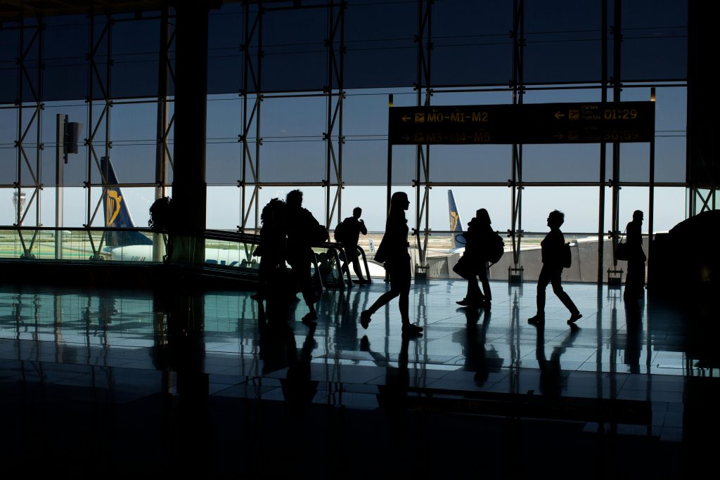 pessoas num aeroporto